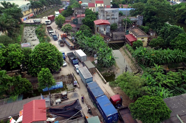 Xe tải ‘né’ trạm thu phí BOT Quốc lộ 5, đường 380 bị 'băm nát' ảnh 4